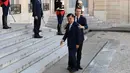 Presiden Prancis Emmanuel Macron (kanan) menyambut Wakil Presiden Indonesia Jusuf Kalla saat menghadiri KTT Paris: Ekstremisme Online di Istana Elysee, Paris, Prancis, Rabu (15/5/2019). Forum ini membahas pencegahan terorisme melalui penggunaan dunia digital. (REUTERS/Philippe Wojazer)