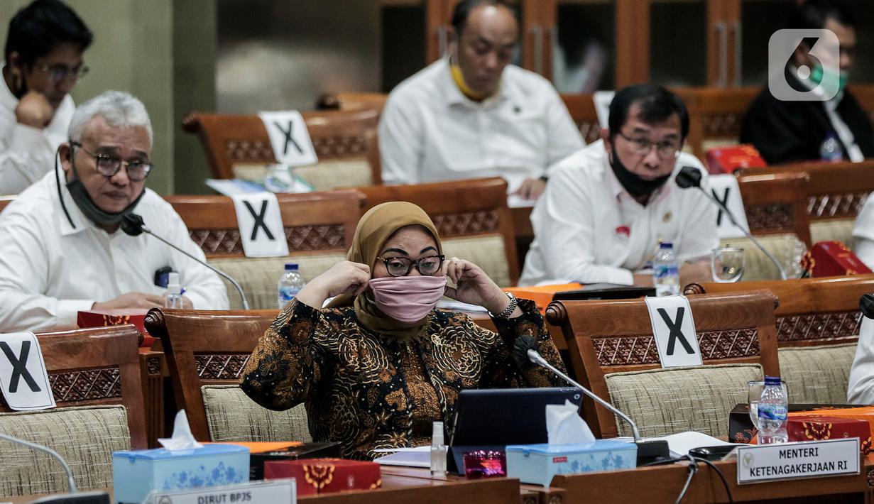 Menaker Ida Fauziyah mengikuti rapat kerja dengan Komisi IX DPR di Kompleks Parlemen, Senayan, Jakarta, Rabu (8/7/2020). Rapat juga membahas langkah strategis pemerintah dalam penciptaan lapangan pekerjaan pada tahun 2021 pada proyek strategis nasional dan UMKM. (Liputan6.com/JohanTallo
