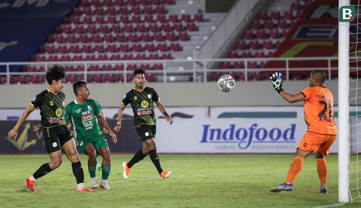 PSS Sleman berbalik unggul lima menit berselang. Irfan Jaya sukses mencetak brace setelah memanfaatkan umpan dari Nemanja Kojic. (Bola.com/Bagaskara Lazuardi)