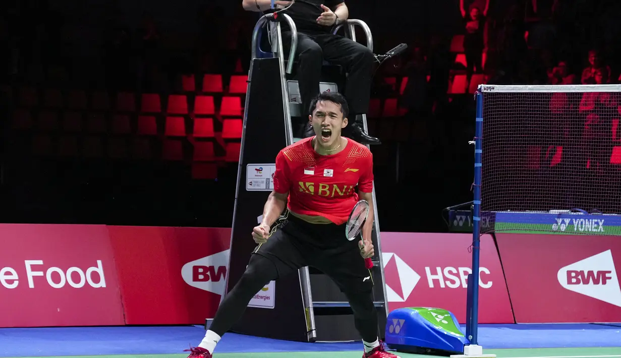 Tunggal putra Indonesia Jonatan Christie melakukan selebrasi usai mengalahkan Li Shi Feng dari China dalam pertandingan final beregu putra Piala Thomas 2020 di Aarhus, Denmark, Minggu (17/10/2021). Jonatan Christie menang 21-14, 18-21, 21-14. (Claus Fisker/Ritzau Scanpix via AP)