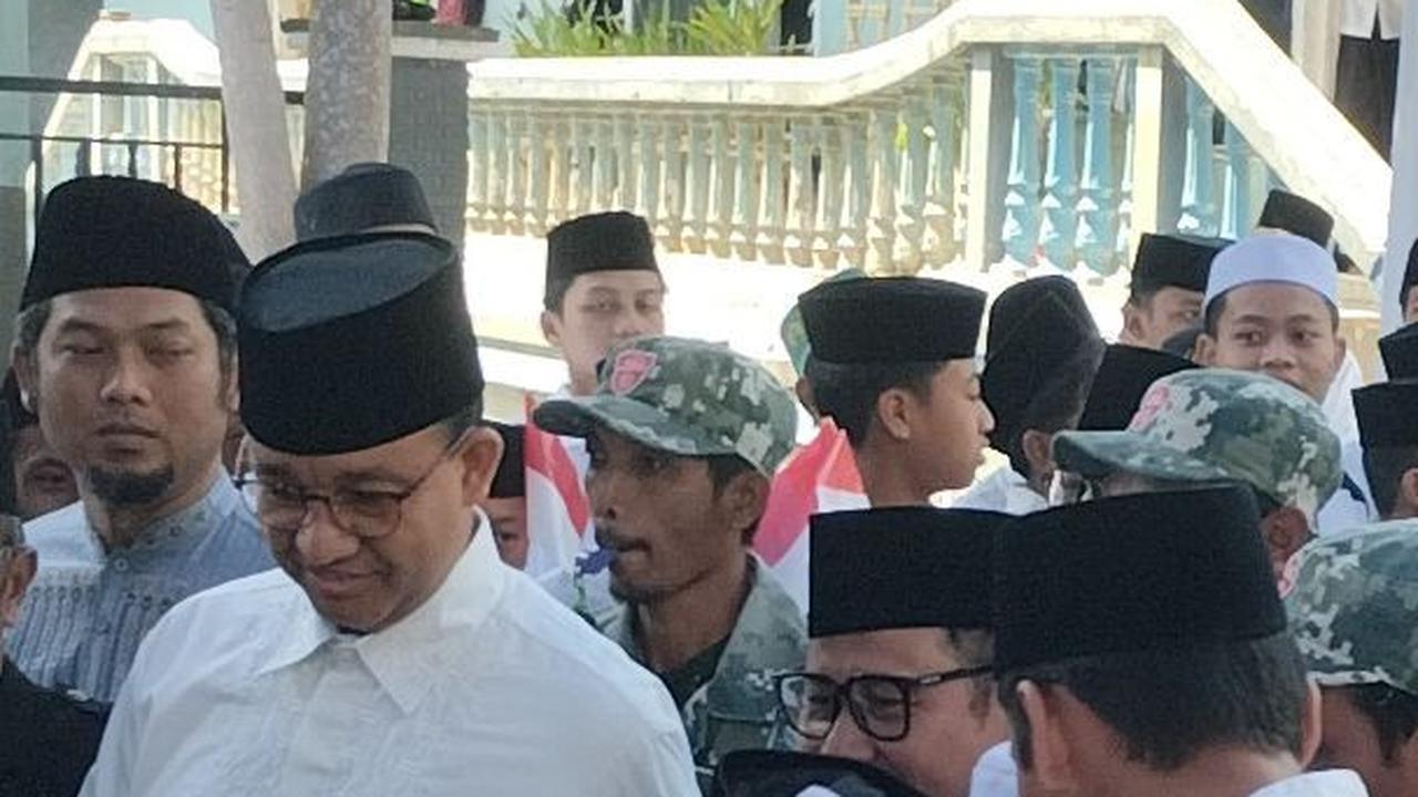 Kunjungi Ponpes di Banyuwangi, Anies-Cak Imin Disambut Santri hingga Emak-Emak Manis