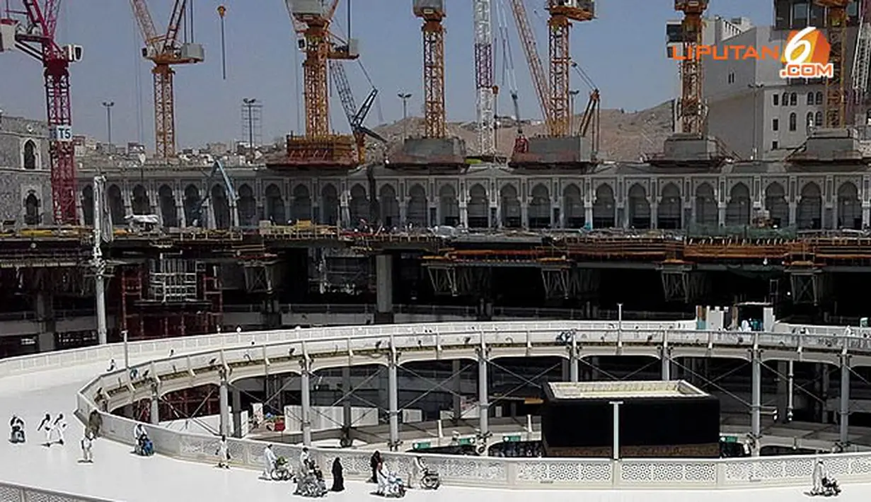 Alat-alat berat untuk pembangunan area Masjidil Haram terus berlangsung selama musim haji. Panasnya suhu di Makkah yang pada siang hari sangat panas bisa menyentuh 45 derajat Celcius. (Liputan6.com/Anri Syaiful/wwn)