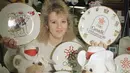 Allison McAbe dikelilingi oleh semua jenis suvenir di toko Calgary, Alberta, pada 7 Februari 1988. (AP Photo/Michel Lipchitz)
