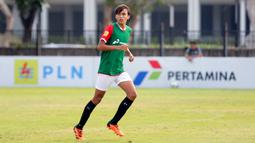 Peserta seleksi Timnas Indonesia U-17 sekaligus putra selebritas Darius Sinathrya, Lionel Nathan Sinathrya saat mengikuti seleksi Timnas Indonesia U-17 untuk Piala Dunia U-17 di Lapangan A, Senayan, Jakarta, Rabu (16/08/2023). (Bola.com/Abdul Aziz)