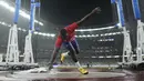 Atlet Kuba, Mario Alberto Diaz terpeleset saat final lempar cakram putra dalam ajang Kejuaraan Dunia Atletik 2025 di Tokyo, Jepang, Minggu (21/09/2025). (AP Photo/Bernat Armangue)