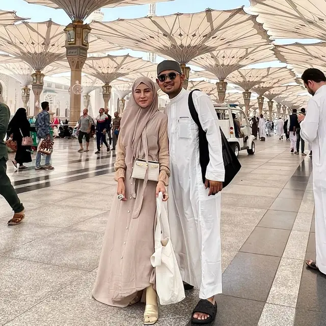 6 Potret Shandy Purnamasari dan Gilang Widya Pramana Jalani Ibadah Umrah