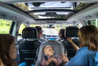 jenis car seat yang menghadap ke belakang (rear facing). (credits: freepik)