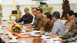 Presiden Joko Widodo tampak serius memperhatikan pemaparan delegasi Kamar Dagang dan Industri Jepang (Japan Chamber of Commerce and Industry) saat berkunjung ke Istana Merdeka, Jakarta, Senin (2/2/2015). (Liputan6.com/Faizal Fanani)