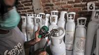 Relawan memeriksa tabung oksigen di Gudang Oksigen Untuk Warga, Utan Kayu, Jakarta, Kamis (8/7/2021). Saat ini, tersedia 275 tabung oksigen ukuran 1 meter kubik. (merdeka.com/Iqbal S. Nugroho)