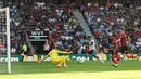 Pemain Arsenal Gabriel Jesus (tengah) mencetak gol ke gawang Bournemouth yang kemudian dianulir karena posisi offside pada pertandingan sepak bola Liga Premier Inggris di Stadion Vitality, Bournemouth, Inggris, 20 Agustus 2022. Arsenal menang 3-0. (Glyn KIRK/AFP)