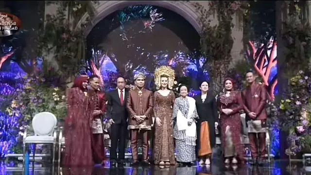 Megawati dan Puan Maharani saat berfoto di pernikahan Thariq Halilintar dan Aaliyah Massaid