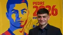 Pedri mengakui klausul rilis fantastis itu lebih mencuri perhatian. Namun, dia menegaskan bahwa kontrak itu adalah bukti komitmen dan kerja kerasnya untuk Barca. Dia fokus membantu klub kembali ke level top dan jadi juara. (AFP/Lluis Gene)