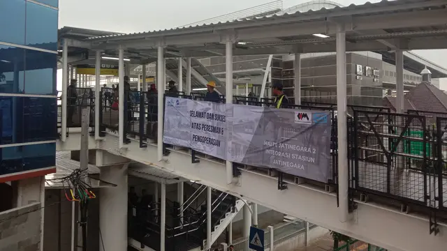 Peresmian intergasi Halte Transjakarta Jatinegara 2 dengan Stasiun Jatinegara di Jakarta Timur, Rabu (4/1/2023).