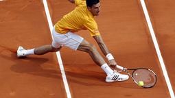 Aksi Novak Djokovic mengembalikan pukulan keras Rafael Nadal (REUTERS/Jean-Paul Pelissier)