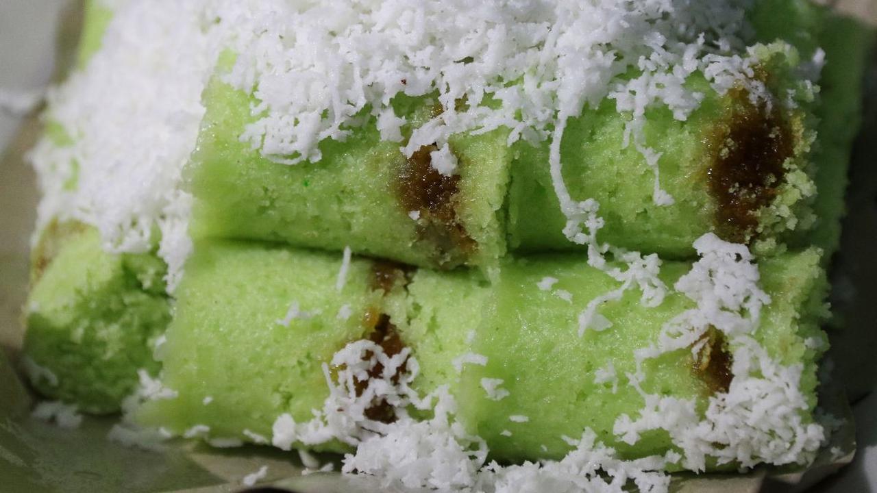 Viral Pedagang Kue Putu Pakai Jam Harga Ratusan Juta, Netizen: Curiga Intel
