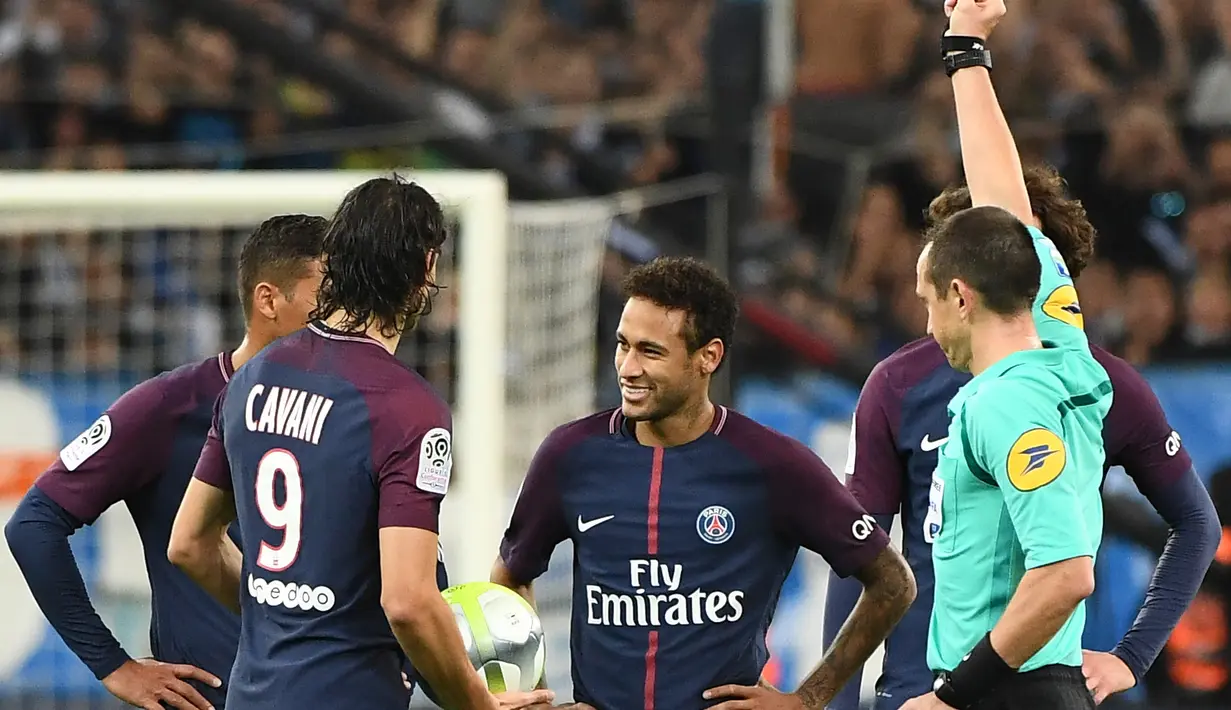 Wasit Ruddy Buquet memberikan kartu merah kepada pemain Paris Saint-Germain, Neymar ketika menghadapi Olympique Marseille pada Liga Prancis (Ligue 1) di Stadion Velodrome, Minggu (22/10). PSG ditahan Olympique Marseille 2-2 . (Valery HACHE/AFP)