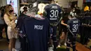 Jersey bertuliskan nama Lionel Messi digantung di toko resmi Paris Saint-Germain (PSG) di Paris, Rabu (11/8/2021). Penjualan jersey PSG dengan nama Messi dan nomor punggung 30 laris manis, bahkan rela antre panjang. (AP Photo/Francois Mori)