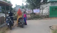 Warga Blokir Jalan SMAN 1 Labuhanratu, Protes Banyak Anak Tak Diterima SPMB