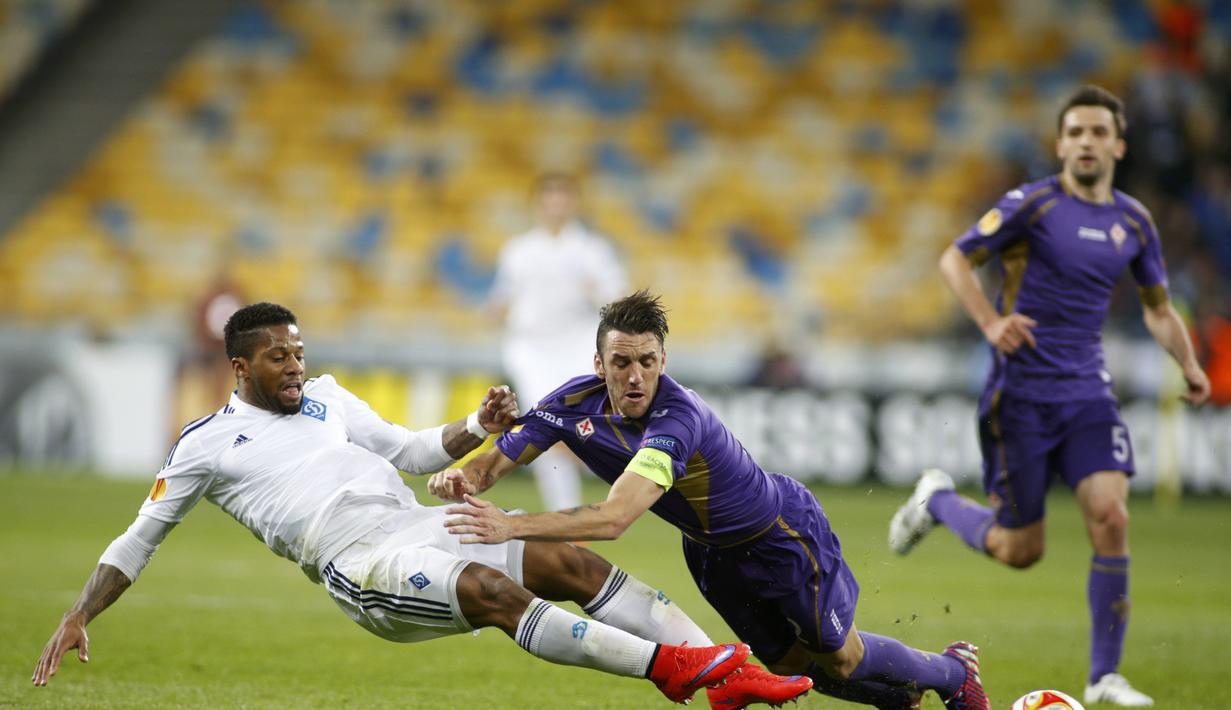 Kapten Fiorentina, Gonzalo Rodriguez menjatuhkan pemain Kiev, Jeremain Leins