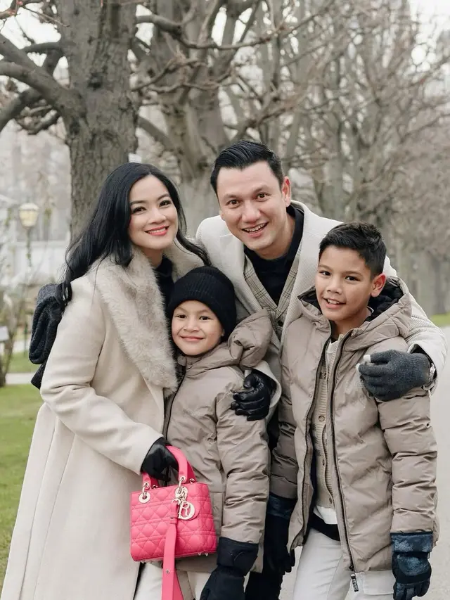 Gaya Romantis Titi Kamal dan Christian Sugiono Liburan di Austria, Vibesnya Putri dan Pangeran Kerajaan dengan Baju Musim Dingin Kembaran
