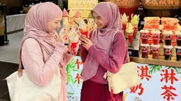 Ricis dan Nadzira menikmati beberapa kuliner yang ada di muslim street. Salah satunya es krim dengan berbagai rasa yang unik. Meski udara di sana sedang dingin, namun mereka tetap tak mau melewatkan mencoba es krim lezat di China. (Liputan6.com/IG/@riaricis1795)