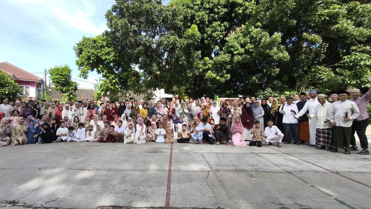 Tradisi Salam-Salaman saat Lebaran yang Melampaui Zaman