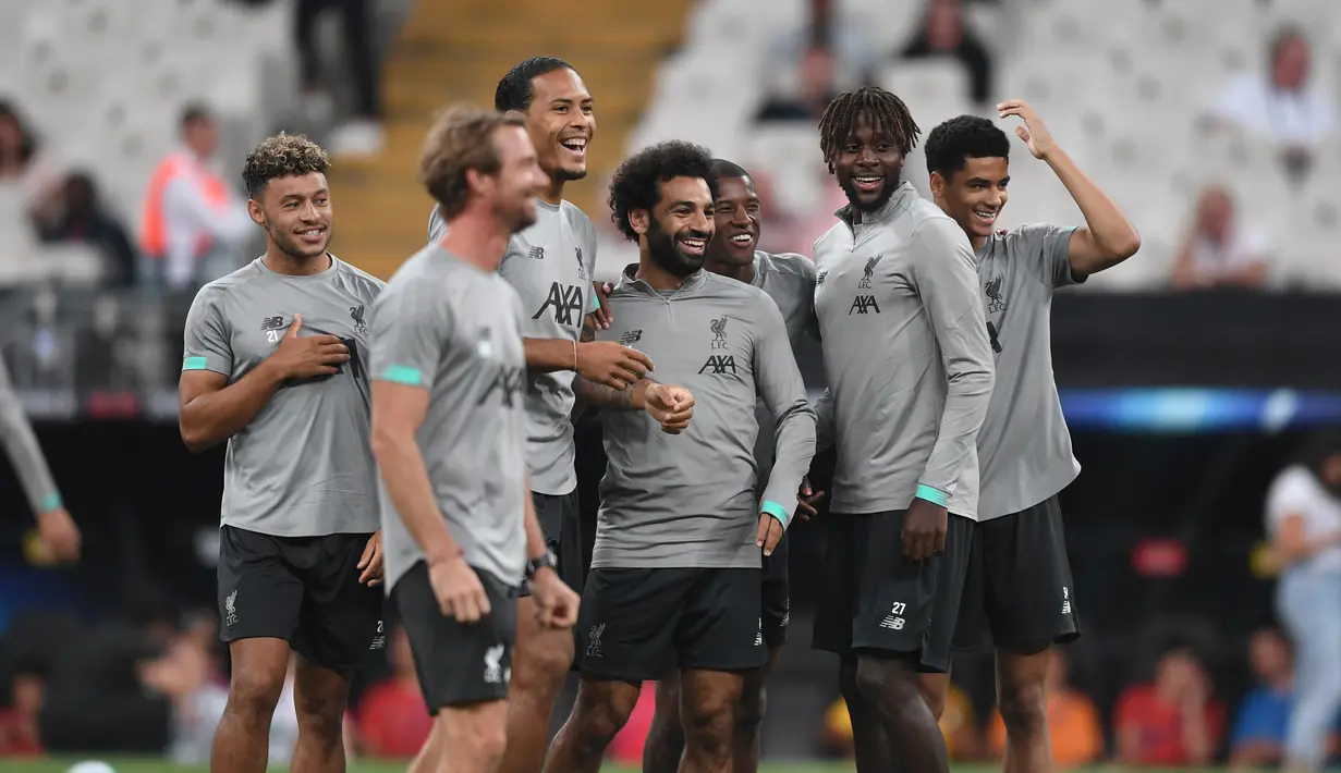Para pemain Liverpool tertawa saat menghadiri sesi latihan di stadion Besiktas Park di Istanbul, Turki (13/8/2019). Liverpool akan bertanding melawan Chelsea dalam pertandingan Piala Super Eropa 2019 di Istanbul, Turki, Kamis (15/8/2019) dini hari WIB. (AFP Photo/Ozan Kose)