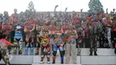 Danjen Kopassus, Mayjen TNI Madsuni (tengah-bawah) berfoto bersama kroser jelang membuka Komando Trail Adventure (Kotra) 2 di Yon 14 Grup 1 Kopassus, Bogor, Jabar, Sabtu (8/4). Ini bagian perayaan HUT Kopassus ke-65. (Liputan6.com/Helmi Fithriansyah) 