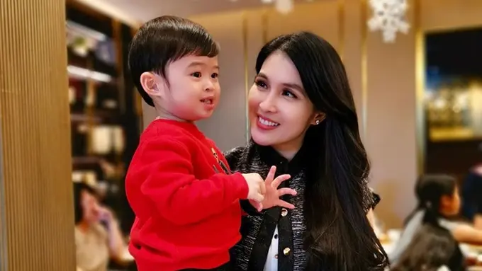 5 Aksi Gemas Raphael Moeis Anak Sandra Dewi, Jualan Es Krim Hingga Ingin Naik Bajaj