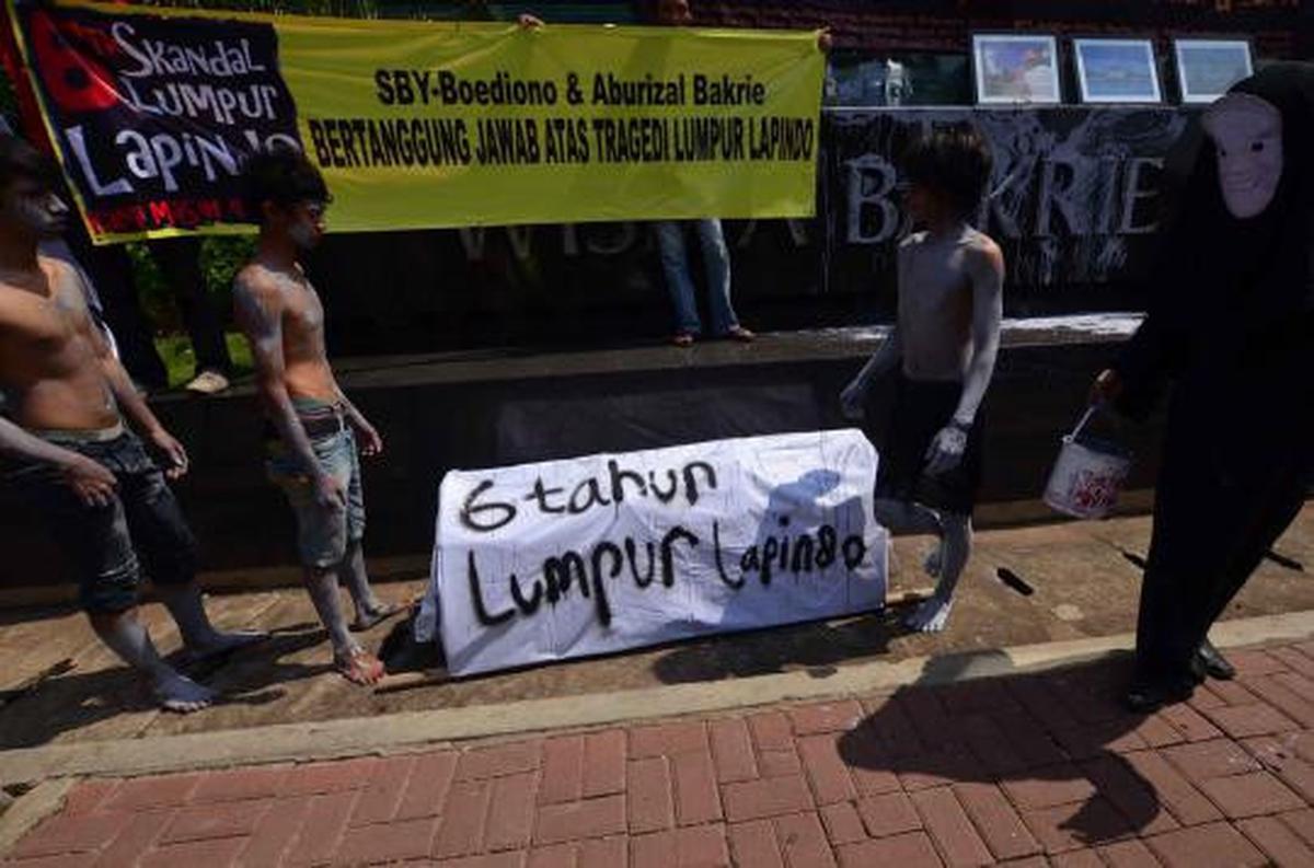 Demonstran lumuri lumpur di logo Bakrie