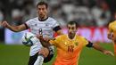 Gelandang AS Roma, Henrikh Mkhitaryan (kanan) merupakan pemain yang dipercaya menjadi kapten di negaranya, Armenia. Ia juga tercatat sebagai pencetak skor sepanjang masa Armenia dengan 31 gol dari 93 laga. (AFP/Christof Stache)