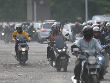 Pengendara saling berebut jalan Kalimalang, Jakarta, Kamis (11/1/2023). (merdeka.com/Imam Buhori)