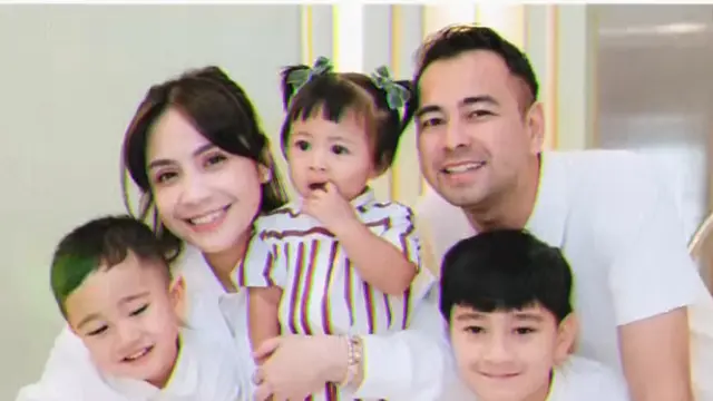 Nagita Slavina bersama anak angkatnya. [@raffinagita1717]