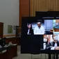 Hakim Pengadilan Negeri Jakarta Barat mengelar persidangan dengan terdakwa John Kei secara virtual di PN Jakarta Barat, Rabu (13/1/2021). Sidang perdana dengan agenda dakwaan kasus penganiayaan dan pembunuhan dengan terdakwa John Kei. (merdeka.com/Imam Buhori)