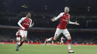 Pemain Arsenal, Aaron Ramsey (kanan) merayakan golnya ke gawang Everton pada laga Premier League di Emirates Stadium, London, (3/2/2018). Arsenal menang 5-1. (AFP/Adrian Dennis)