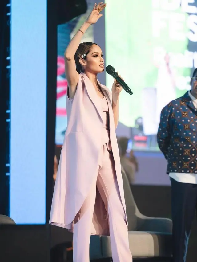 Tampilan ‘Mahal’ Cinta Laura Pakai Jepit Rambut Seharga Rp10 Ribuan