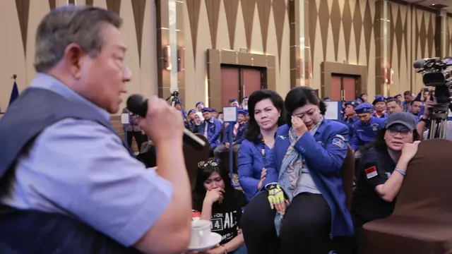 SBY bersedih usai melihat baliho dan atribut Partai Demokrat yang dirusak. (dok Divisi Komunikasi Publik Partai Demokrat)