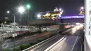 Pemasangan box girder ramp 1 Simpang Susun Semanggi di Kawasan Semanggi, Jakarta Selatan, rampung dikerjakan, Jumat (10/3) malam. Kini overpass Gatsu (Grogol-Senayan) itu telah tersambung. (Liputan6.com/Herman Zakharia)