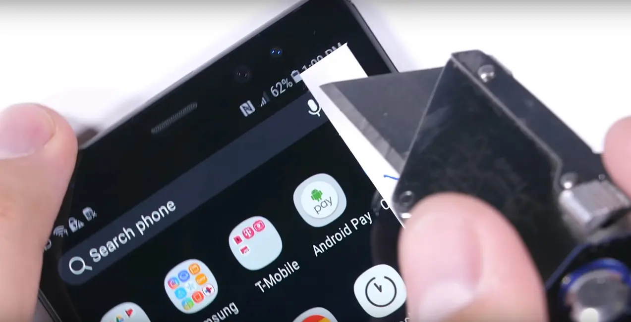 Galaxy Note 8 digores dengan cutter (Sumber: YouTube/ JerryRigEverything)