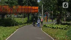 Warga menikmati suasana di Tebet Eco Park, Tebet, Jakarta Selatan, Senin (15/8/2022). Pemprov DKI Jakarta membuka kembali Tebet Eco Park setelah ditutup sementara sejak Juni 2022 untuk perbaikan dan perawatan fasilitas taman. (Liputan6.com/Herman Zakharia)