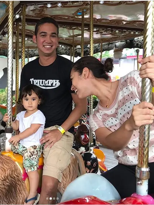 "Saya datang ngobrol selama kurang lebih 3 jam, cerita tentang permasalahannya, cerita tentang adat mereka, dijamu makan siang, diberi ulos sampai diberikan marga batak “Naiborhu” oleh Opung. (Instagram/got_alex)