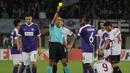 Wasit memberi kartu kuning kepada bek Austria Wien, Mohammed Kadiri, karena melanggar striker AC Milan, Andre Silva, pada laga Liga Europa di Stadion Stadion Ernst Happel, Wien, Kamis (14/9/2017). Wien kalah 1-5 dari Milan. (Bola.com/Reza Khomaini)