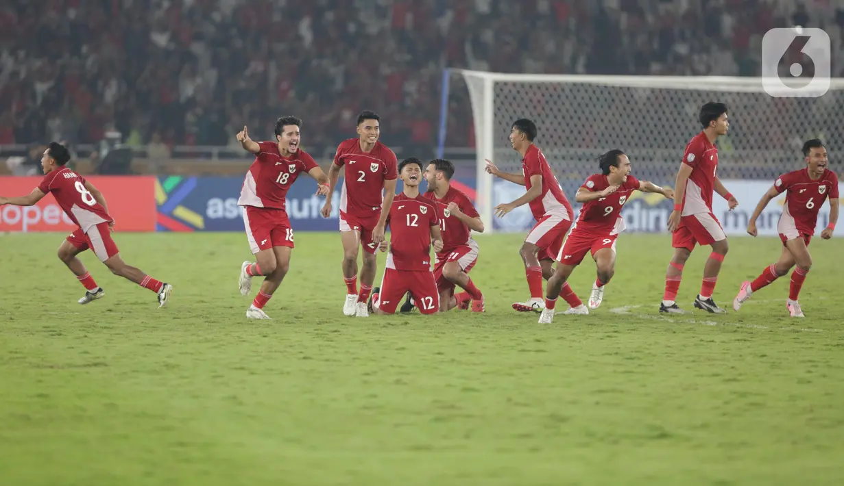 Pemain Timnas Indonesia saat merayakan kemenangan atas Thailand di babak Semifinal Piala AFF U-23 2025 di Stadion Utama Gelora Bung Karno (SUGBK) Jakarta, Jumat (25/7/2025). (Liputan6.com/Helmi Fithriansyah)
