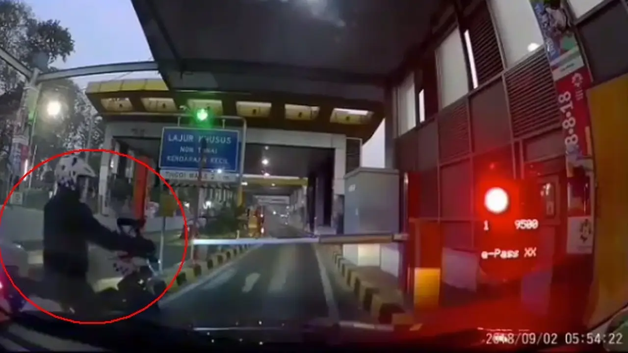 Motor Patwal menerobos palang pintu GTO