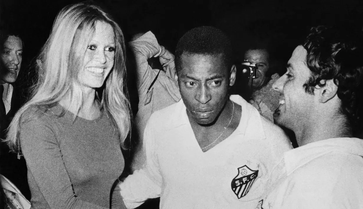 Pele. Lagi-lagi terganjal oleh aturan. Pele sama sekali tidak pernah memperkuat satu pun tim Eropa meski talentanya tidak dapat dipungkiri sebagai yang terbaik. Akhirnya ia dianugerahi Ballon d'Or Kehormatan pada 2013. (AFP Photo)