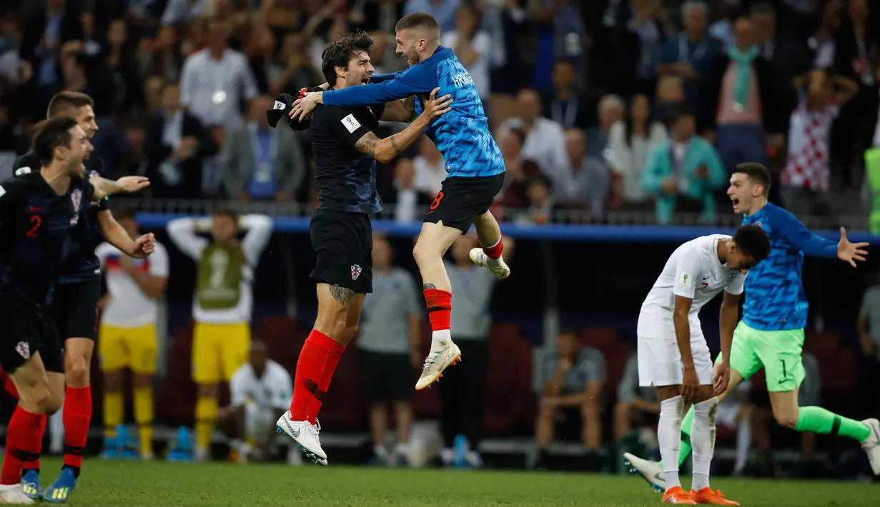 Pemain timnas Kroasia merayakan kemenangan atas Inggris seusai babak semifinal Piala Dunia 2018 di Stadion Luzhniki, Rabu (11/7). Kroasia akan menantang Prancis di final setelah menang 2-1 atas Inggris lewat perpanjangan waktu. (AP/Francisco Seco)