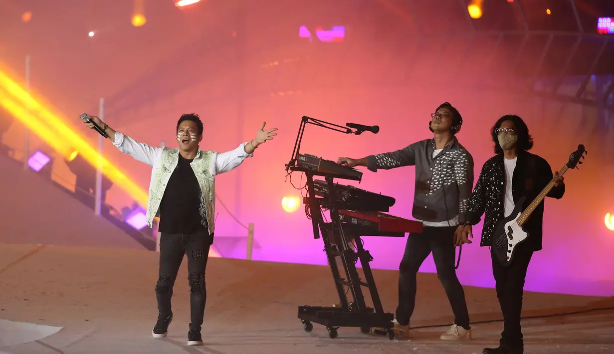 Penutupan PON Papua 2021 juga diramaikan oleh Noah, dengan lagu andalan mulai dari “Separuh Aku”, “Wanitaku”, sampai “Khayalan Tingkat Tinggi.” (PB PON XX Papua/Charlie Lopulua)