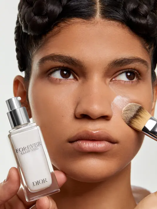 Kulit dipersiapkan dengan serum dan primer sebelum diaplikasikan complexion [Dior Beauty]