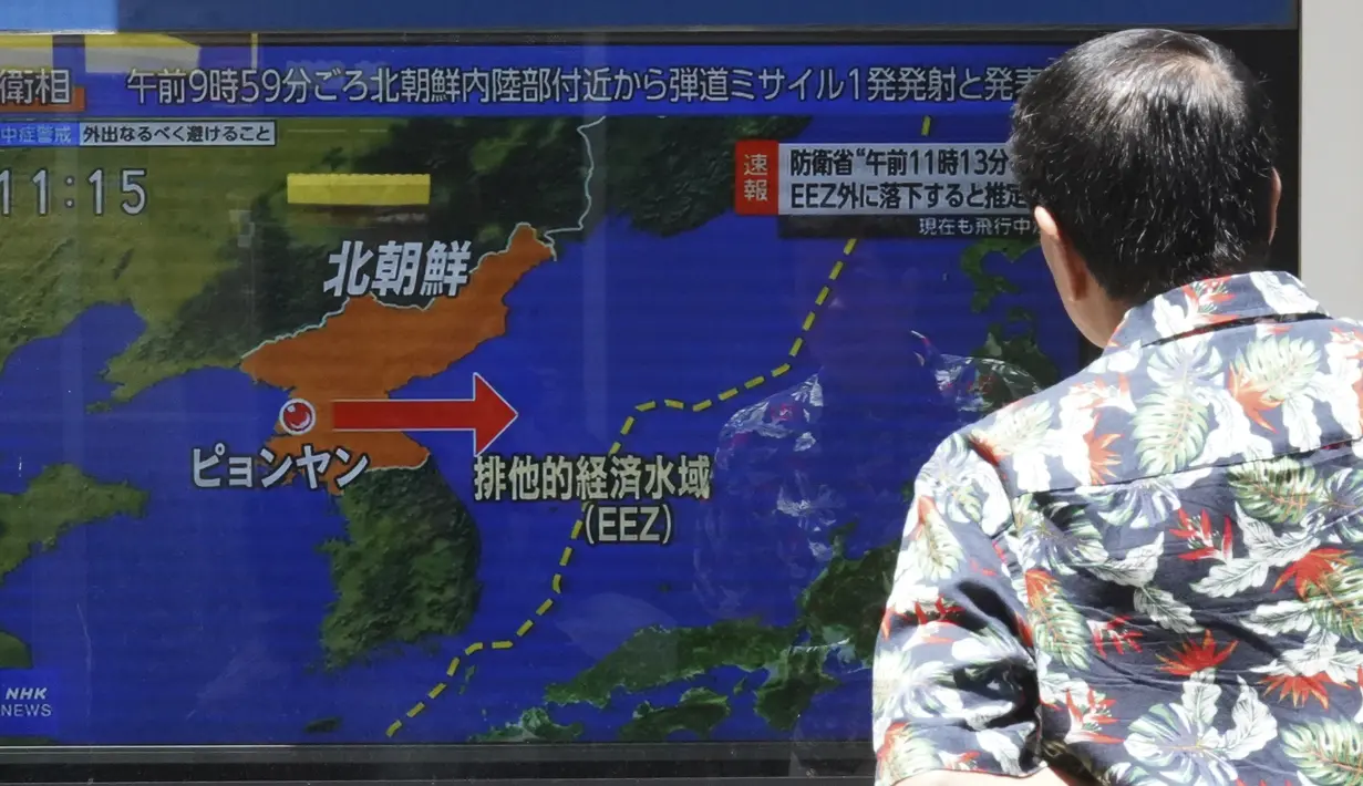 Peluncuran pada hari Rabu, yang merupakan penembakan senjata pertama Korut dalam waktu sekitar satu bulan, dilakukan setelah Korea Utara pada awal pekan ini mengeluarkan serangkaian pernyataan yang menuduh Amerika Serikat menerbangkan pesawat militer di dekat Korea Utara untuk memata-matai Korut. (AP Photo/Eugene Hoshiko)