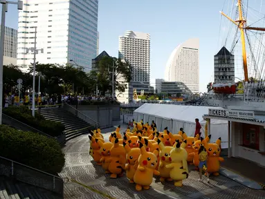 Sejumlah Pikachu dalam serial animasi Pokemon berkumpul saat melakukan parade di Yokohama , Jepang , 7 Agustus 2016. (REUTERS / Kim Kyung - Hoon)
